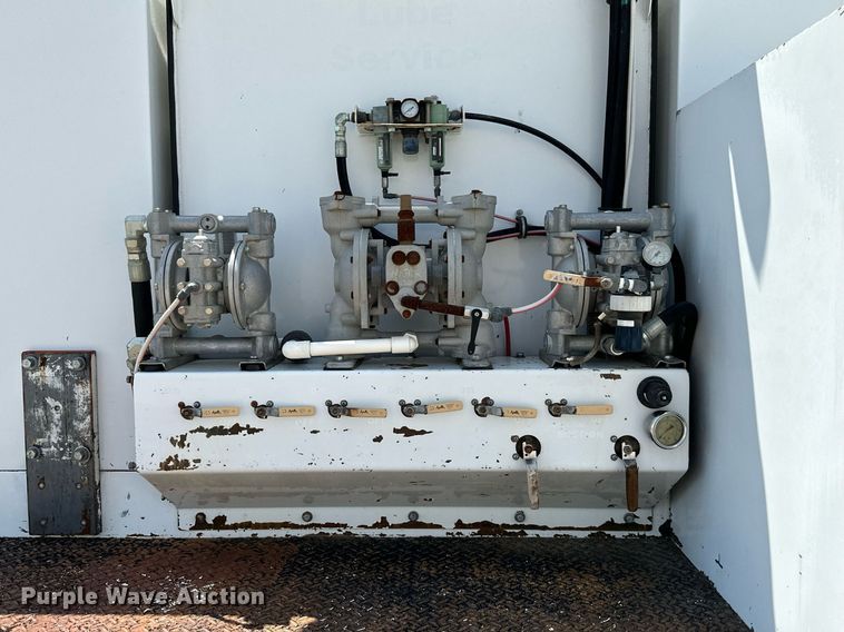 image for item ML9085 2007 Freightliner Business Class M2  fuel / lube truck