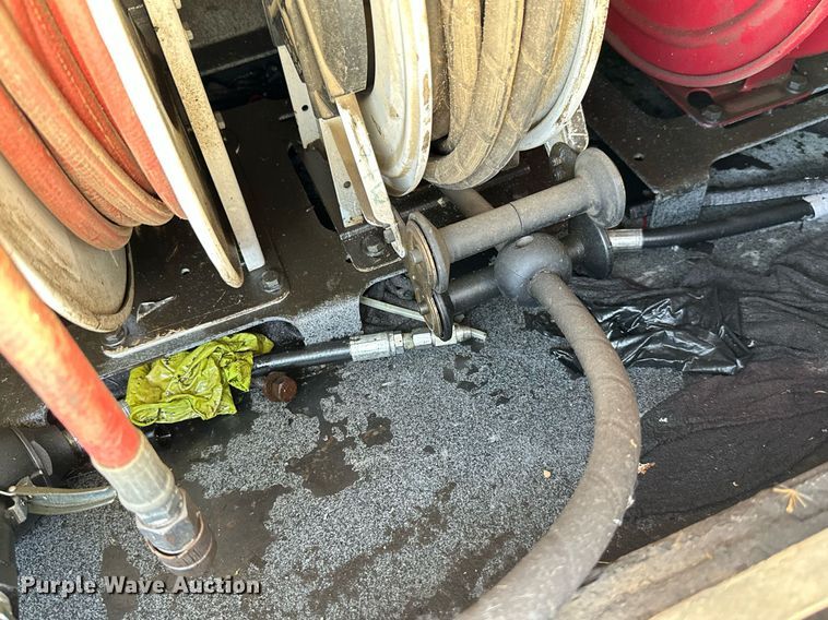 image for item ML9085 2007 Freightliner Business Class M2  fuel / lube truck