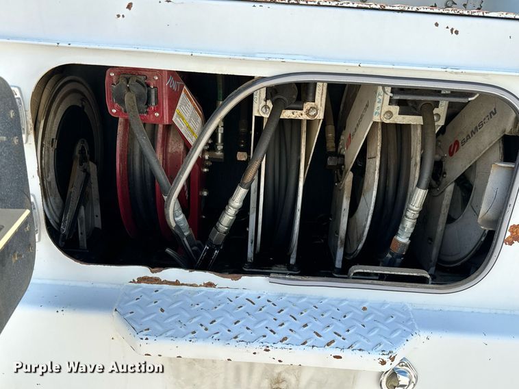 image for item ML9085 2007 Freightliner Business Class M2  fuel / lube truck