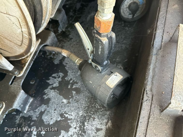 image for item ML9085 2007 Freightliner Business Class M2  fuel / lube truck