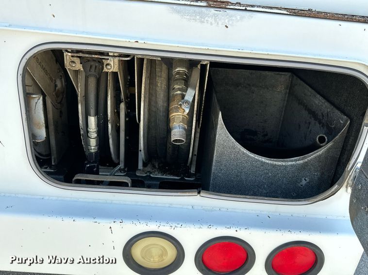 image for item ML9085 2007 Freightliner Business Class M2  fuel / lube truck