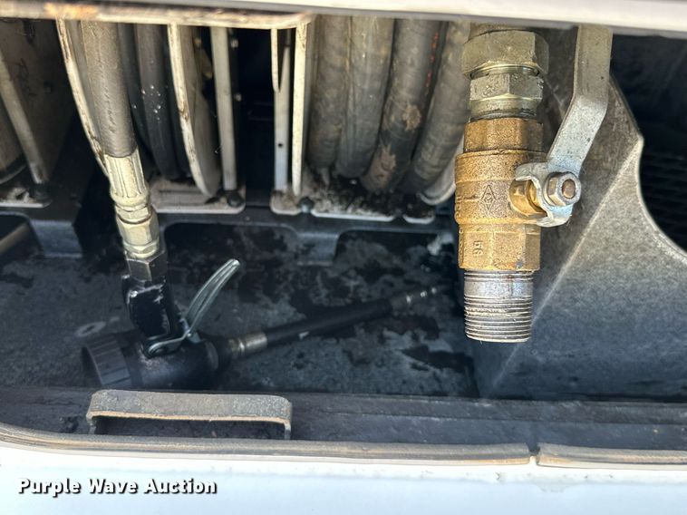 image for item ML9085 2007 Freightliner Business Class M2  fuel / lube truck