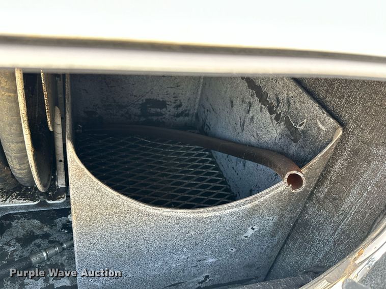 image for item ML9085 2007 Freightliner Business Class M2  fuel / lube truck