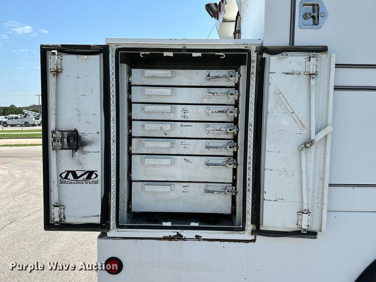 image for item ML9085 2007 Freightliner Business Class M2  fuel / lube truck