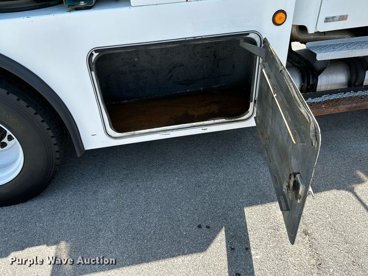 image for item ML9085 2007 Freightliner Business Class M2  fuel / lube truck