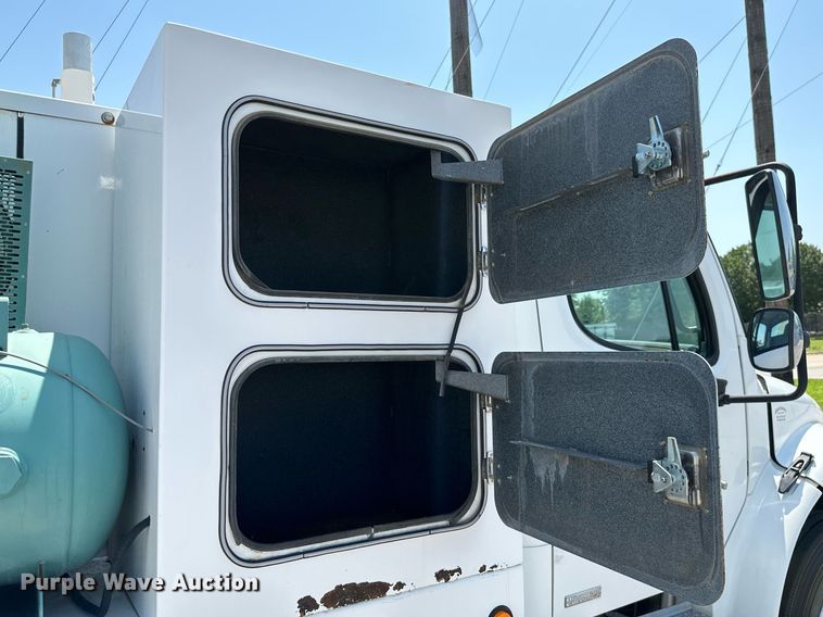 image for item ML9085 2007 Freightliner Business Class M2  fuel / lube truck