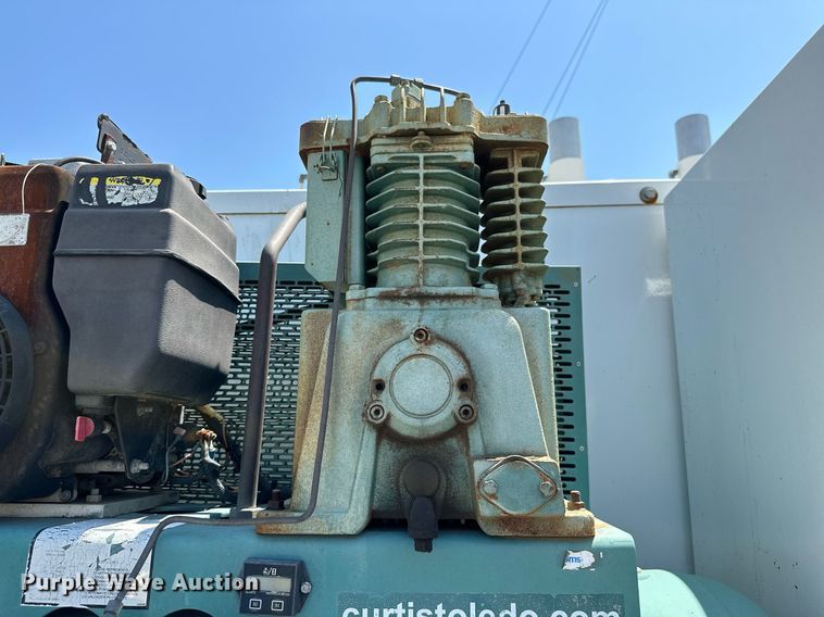 image for item ML9085 2007 Freightliner Business Class M2  fuel / lube truck