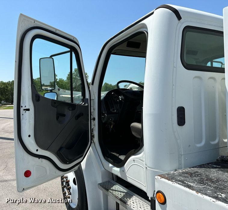 image for item ML9085 2007 Freightliner Business Class M2  fuel / lube truck