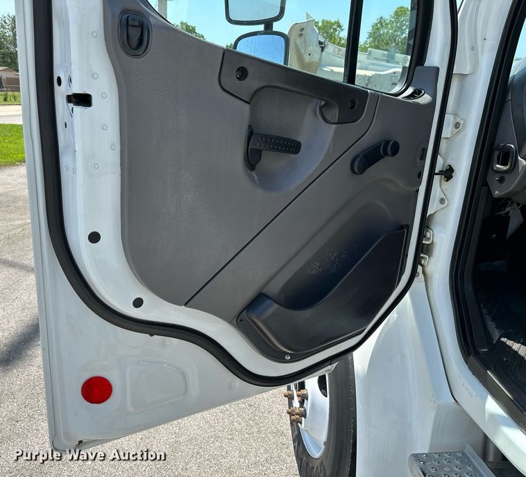 image for item ML9085 2007 Freightliner Business Class M2  fuel / lube truck