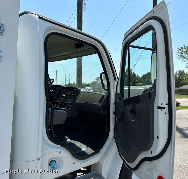 image for item ML9085 2007 Freightliner Business Class M2  fuel / lube truck
