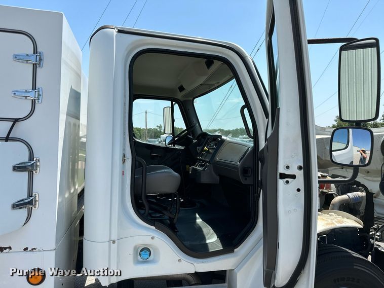 image for item ML9085 2007 Freightliner Business Class M2  fuel / lube truck