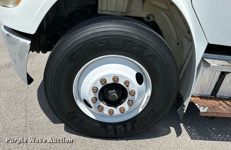 image for item ML9085 2007 Freightliner Business Class M2  fuel / lube truck