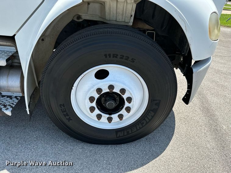 image for item ML9085 2007 Freightliner Business Class M2  fuel / lube truck