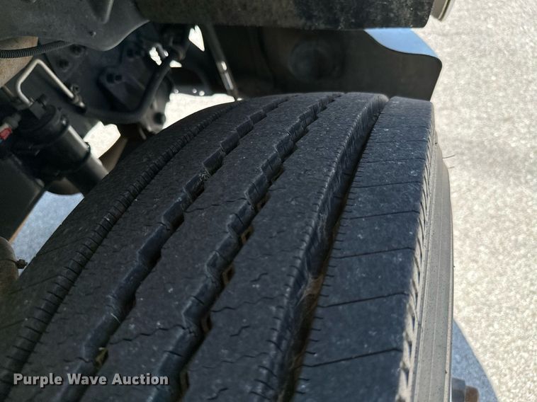 image for item ML9085 2007 Freightliner Business Class M2  fuel / lube truck