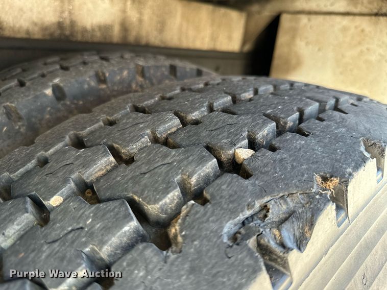 image for item ML9085 2007 Freightliner Business Class M2  fuel / lube truck