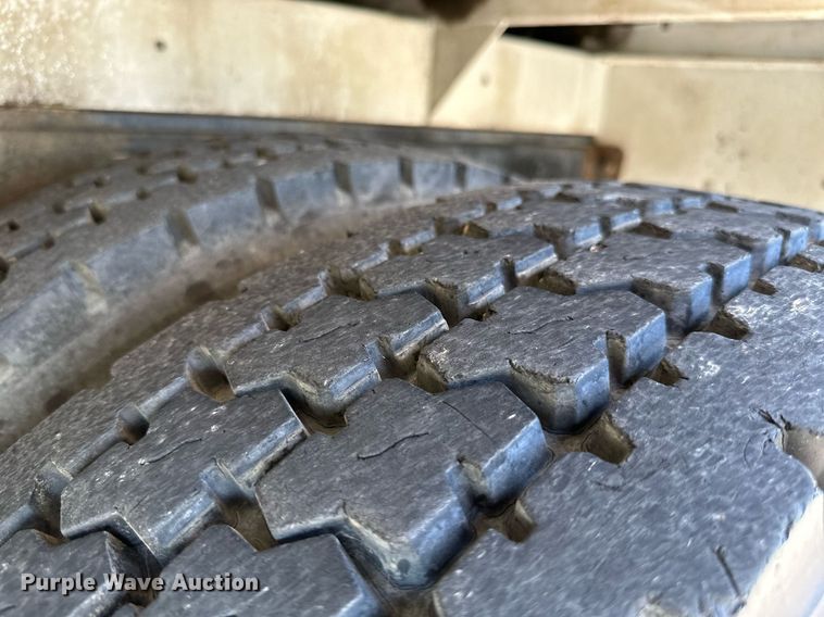 image for item ML9085 2007 Freightliner Business Class M2  fuel / lube truck