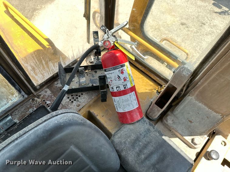 image for item ML9099 1985 Caterpillar 953  track loader