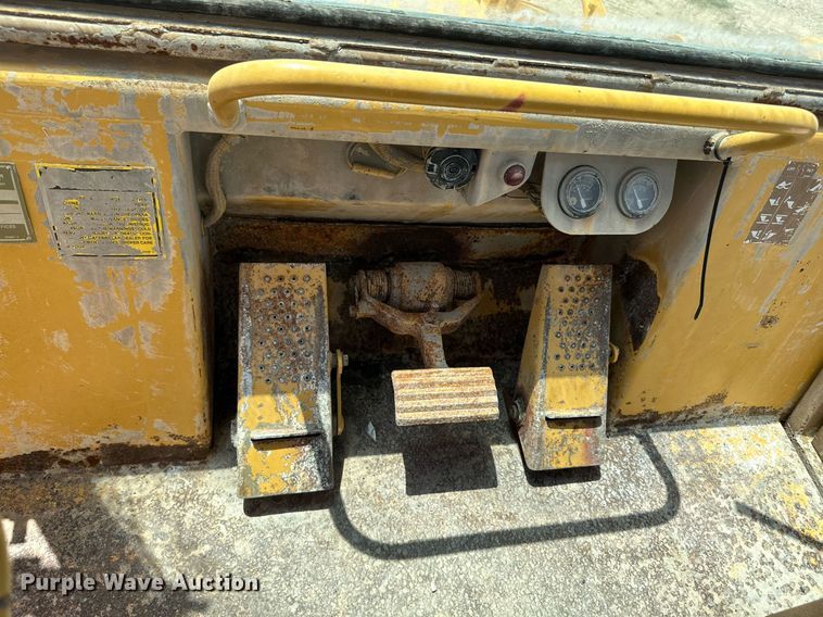 image for item ML9099 1985 Caterpillar 953  track loader