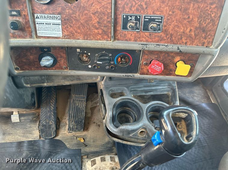 image for item ML9114 2005 Kenworth W900  dump truck