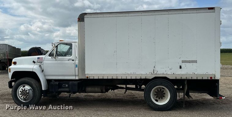 image for item MQ9300 1990 Ford F800  box truck