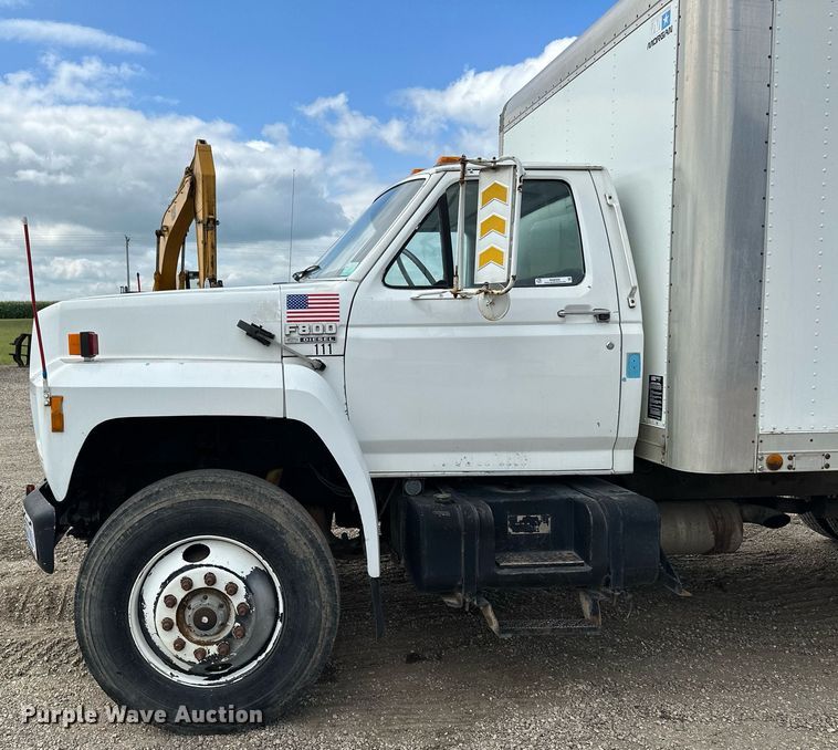 image for item MQ9300 1990 Ford F800  box truck