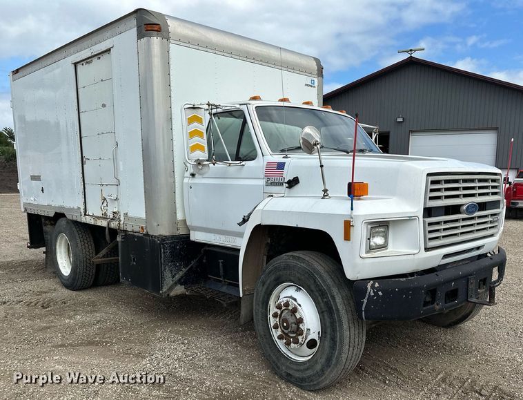 image for item MQ9300 1990 Ford F800  box truck