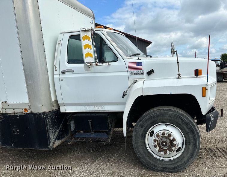 image for item MQ9300 1990 Ford F800  box truck