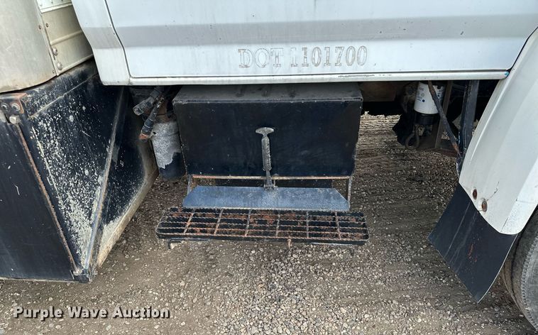 image for item MQ9300 1990 Ford F800  box truck