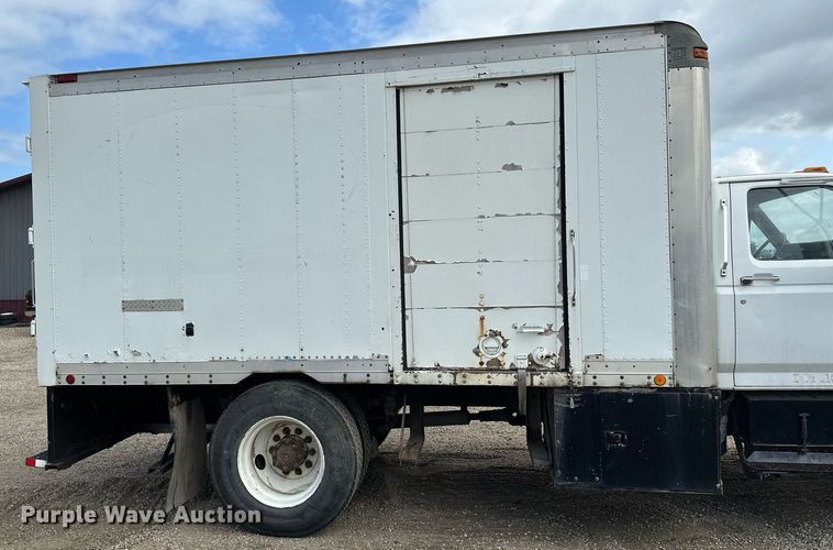 image for item MQ9300 1990 Ford F800  box truck