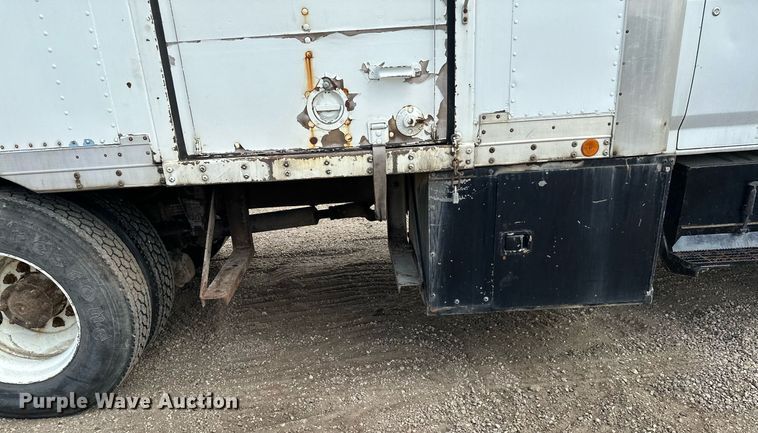 image for item MQ9300 1990 Ford F800  box truck