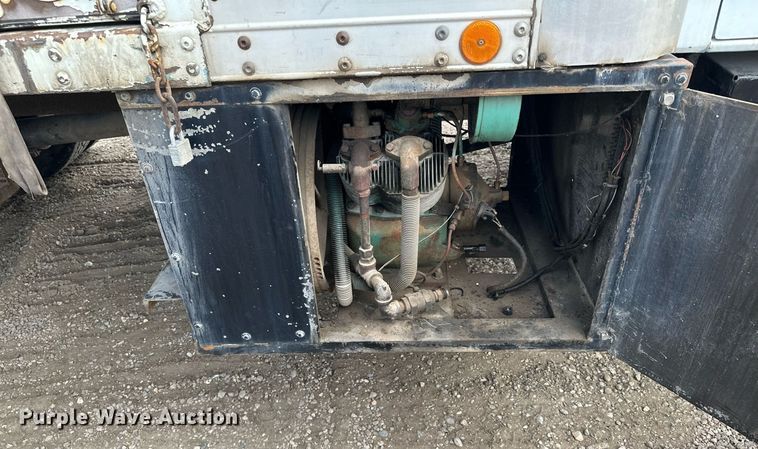 image for item MQ9300 1990 Ford F800  box truck