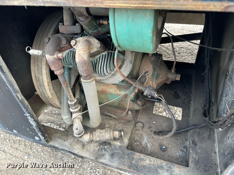 image for item MQ9300 1990 Ford F800  box truck