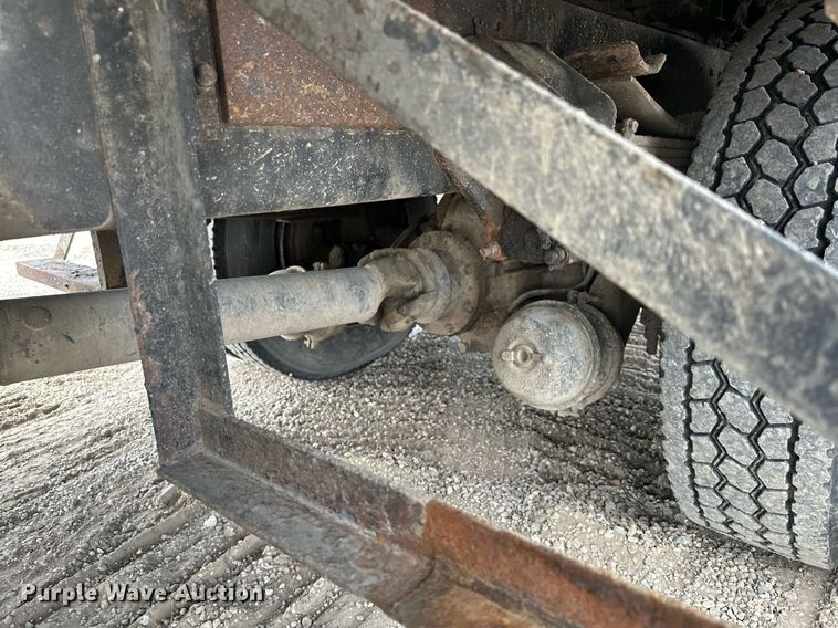 image for item MQ9300 1990 Ford F800  box truck