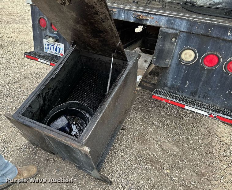 image for item MQ9300 1990 Ford F800  box truck