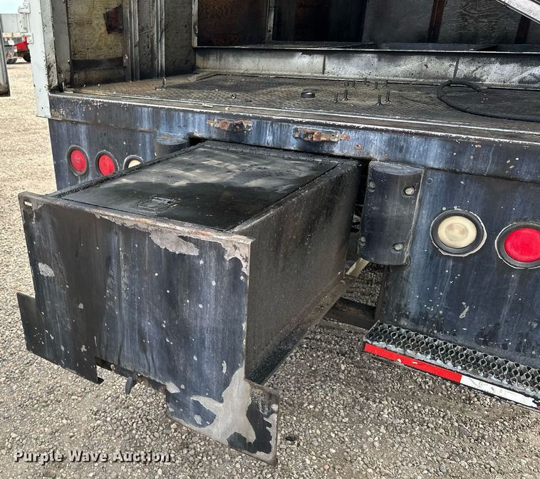 image for item MQ9300 1990 Ford F800  box truck