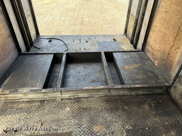 image for item MQ9300 1990 Ford F800  box truck