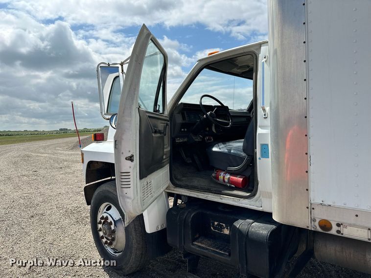image for item MQ9300 1990 Ford F800  box truck