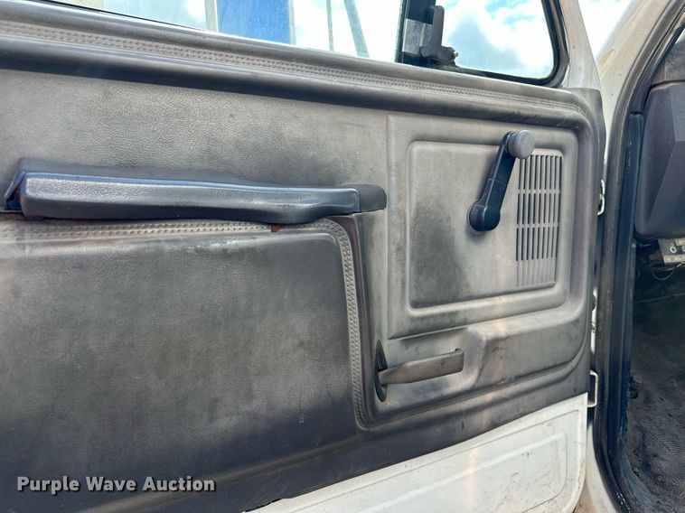 image for item MQ9300 1990 Ford F800  box truck