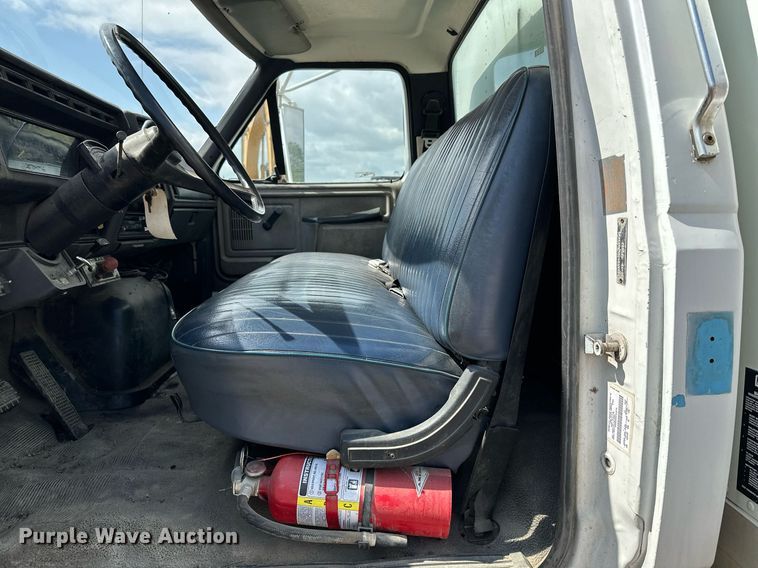 image for item MQ9300 1990 Ford F800  box truck