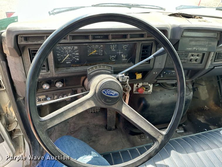 image for item MQ9300 1990 Ford F800  box truck