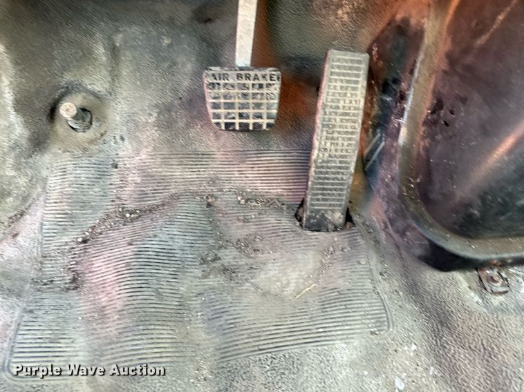 image for item MQ9300 1990 Ford F800  box truck