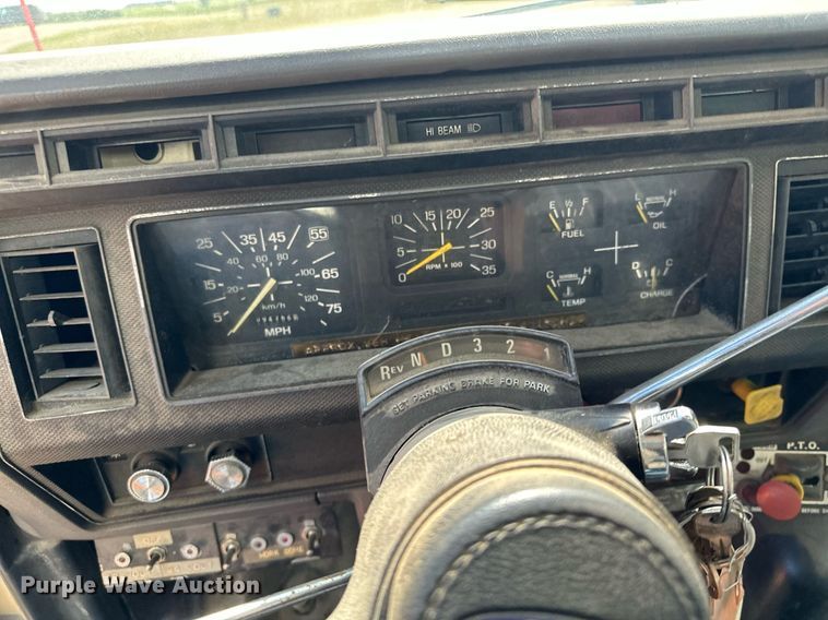 image for item MQ9300 1990 Ford F800  box truck