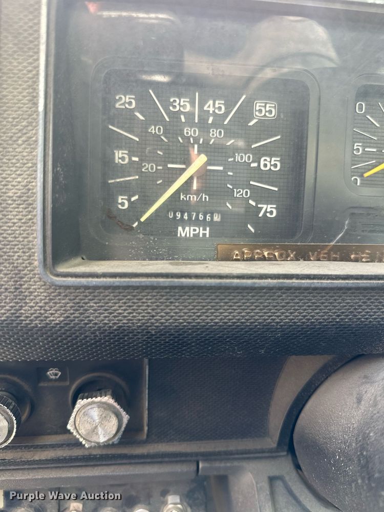 image for item MQ9300 1990 Ford F800  box truck