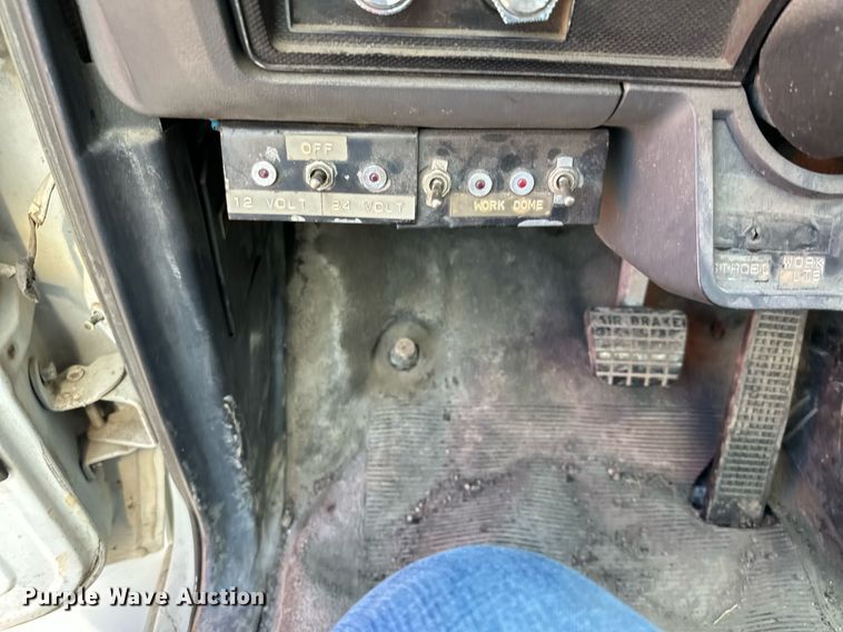 image for item MQ9300 1990 Ford F800  box truck