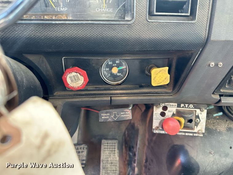 image for item MQ9300 1990 Ford F800  box truck