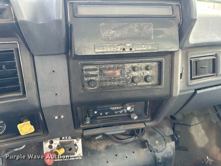 image for item MQ9300 1990 Ford F800  box truck