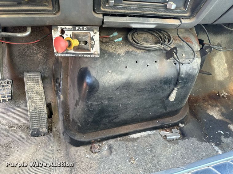 image for item MQ9300 1990 Ford F800  box truck