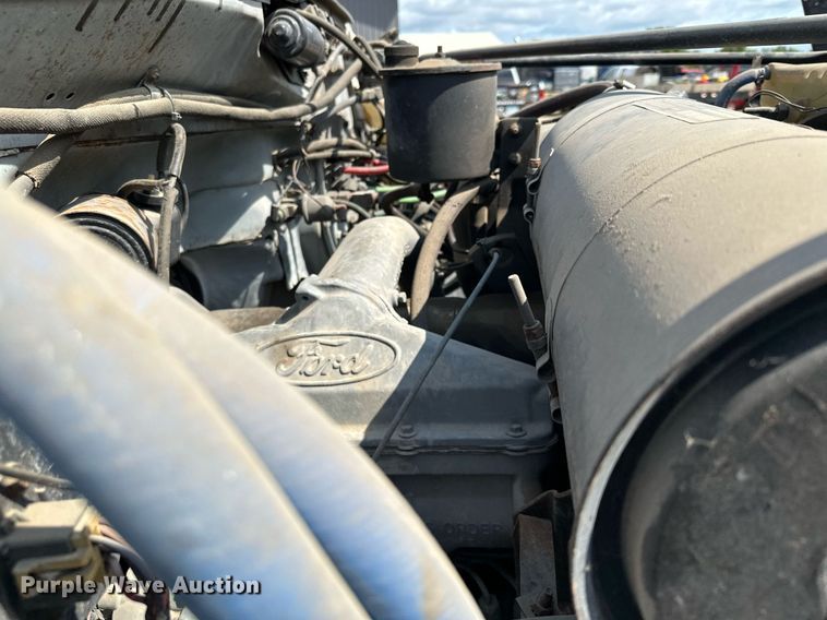 image for item MQ9300 1990 Ford F800  box truck