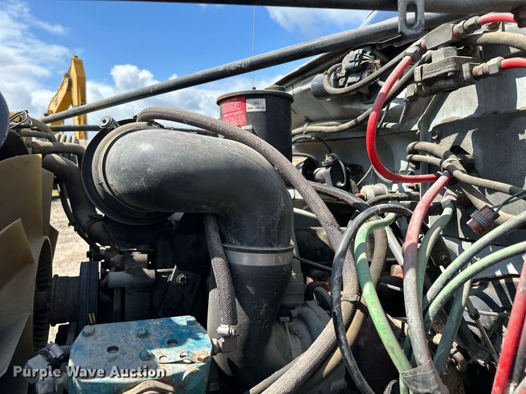 image for item MQ9300 1990 Ford F800  box truck