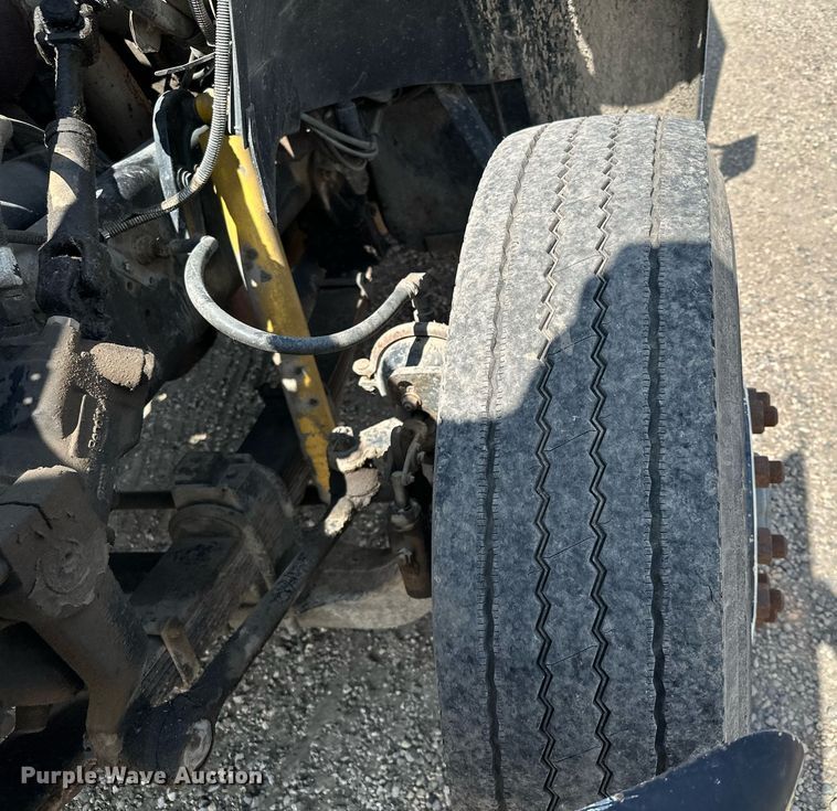 image for item MQ9300 1990 Ford F800  box truck